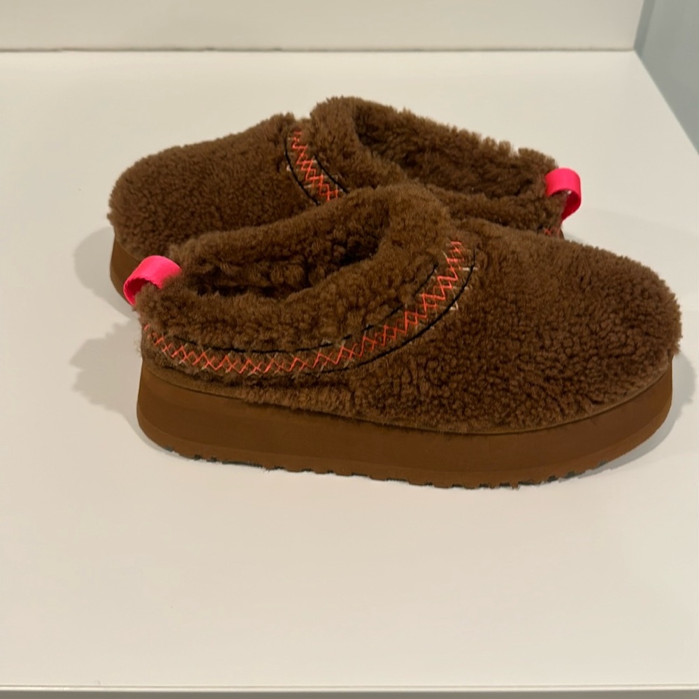Puffy Ugg slippers with pink stitch